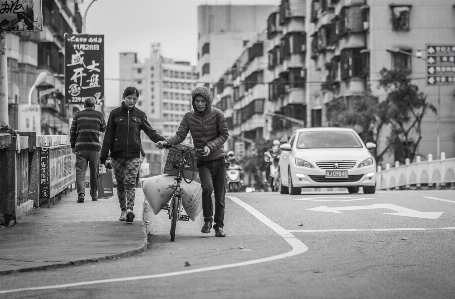 Foto Pedone bianco e nero
 strada fotografia