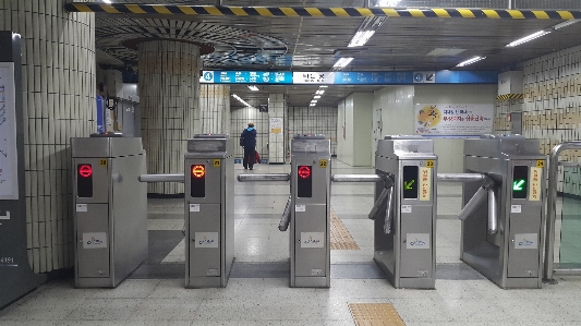 Foto Kereta bawah tanah mengangkut pintu masuk