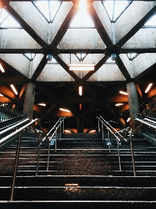 Foto Lampu arsitektur struktur auditorium
