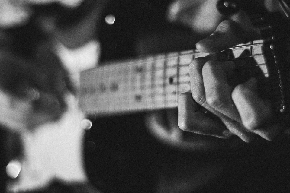 Main homme musique noir et blanc
