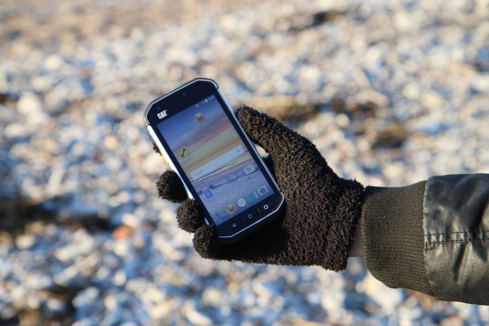 Smartphone mano spiaggia mare