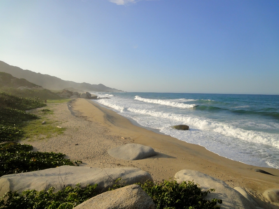 Pantai laut pesisir alam