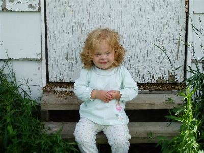 Girl play sweet flower Photo