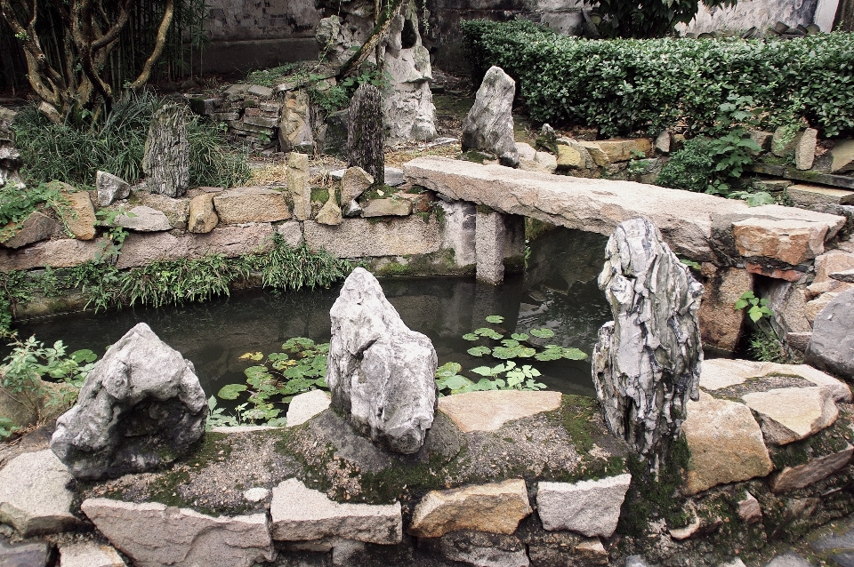 Water rock wall pond