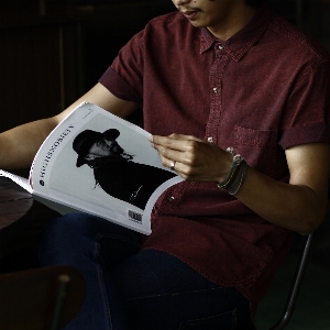 Foto Homem pessoa cafeteria
 leitura