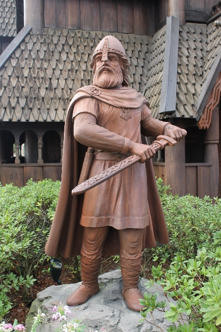 Monumen patung pedang seni