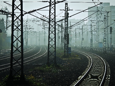 Foto Melacak kereta api kabut pagi