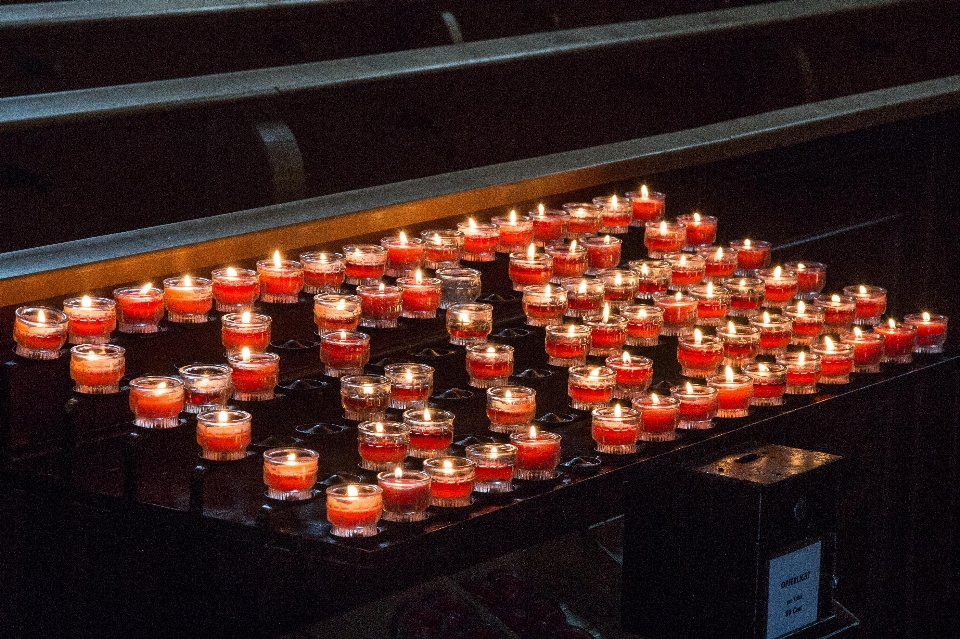 Rosso chiesa candele preghiera