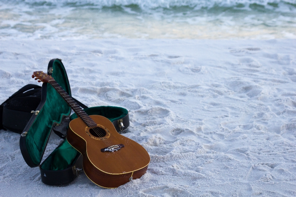 Sabbia oceano chitarra viaggio