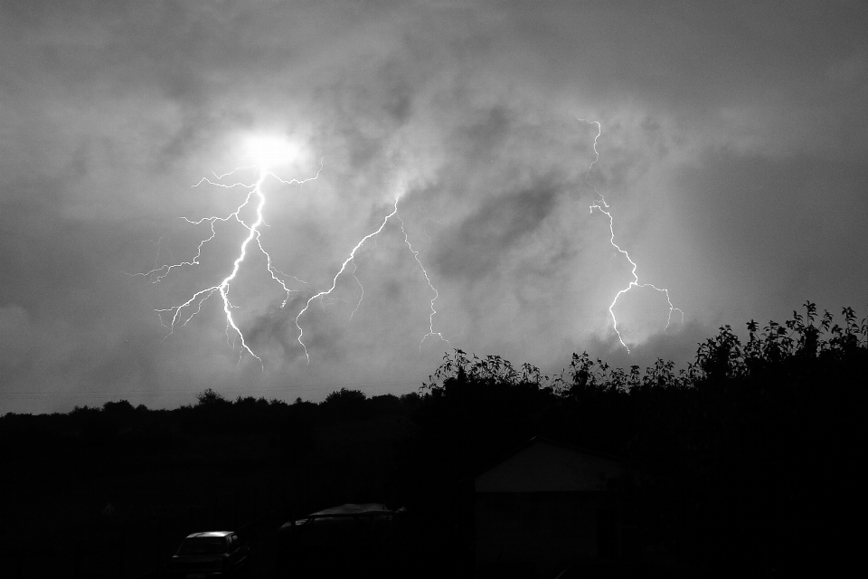 Awan hitam dan putih
 suasana gelap