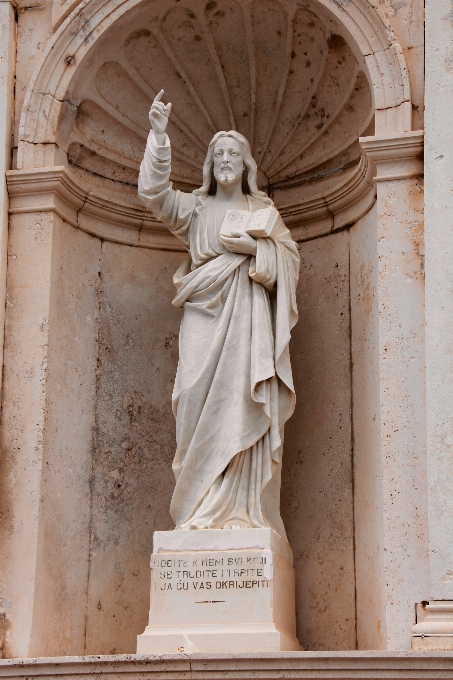 Piedra monumento estatua arco