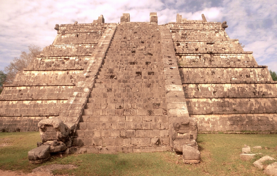 Bâtiment monument pyramide repère