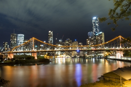 水 橋 スカイライン 夜 写真