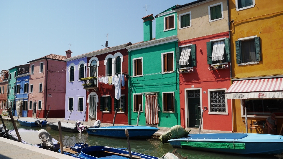 Barco casa cidade canal
