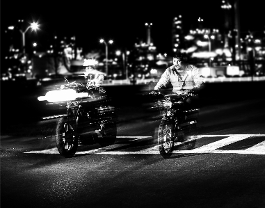 Foto Leggero sfocatura bianco e nero
 persone