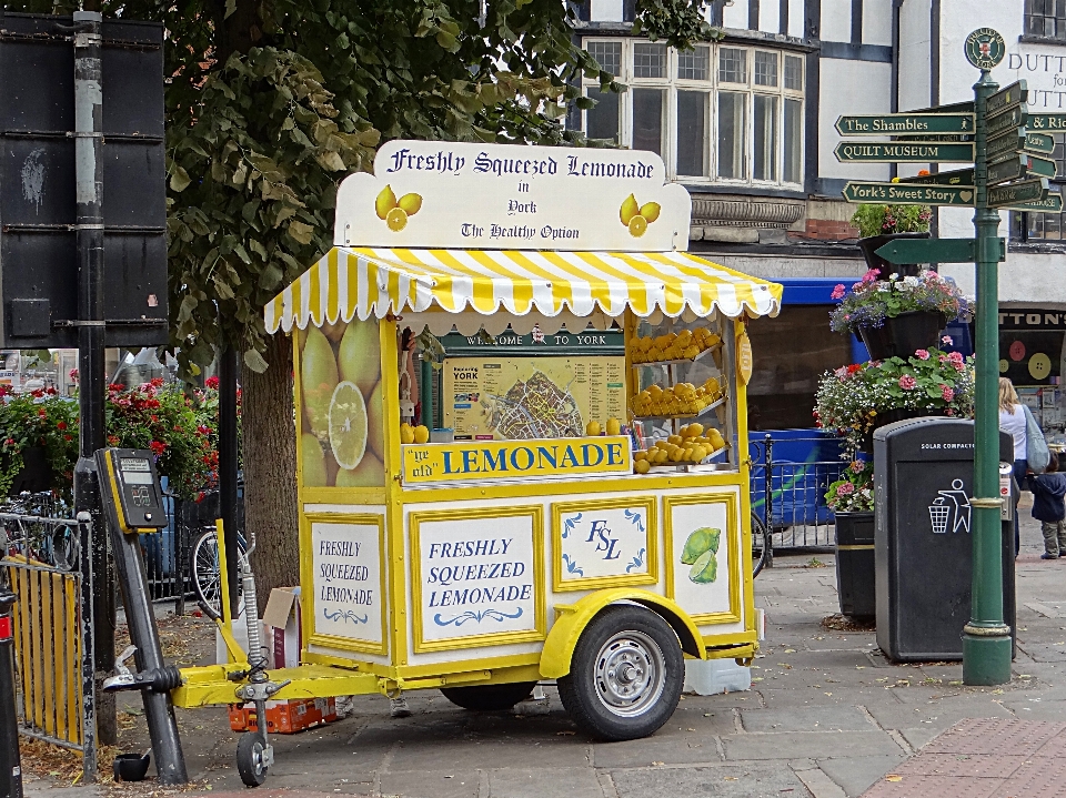 Strada veicolo limonata festival