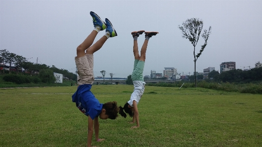 Foto Bermain melompat taman anak-anak