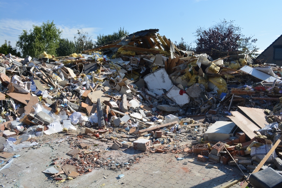 Casa ruína explosão destroços