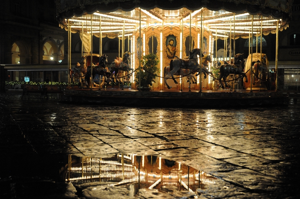 Noite reflexão parque de diversões
