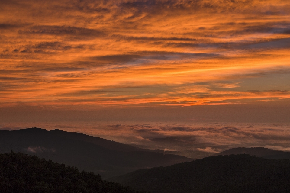 Paesaggio orizzonte montagna nube