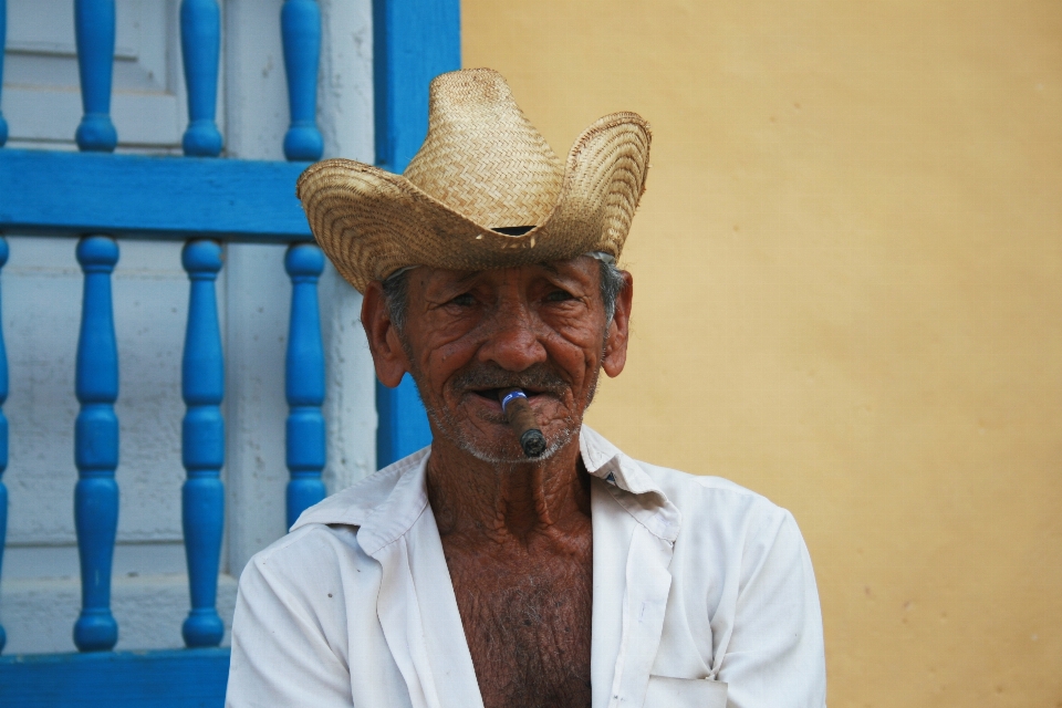 Hombre persona viejo de fumar