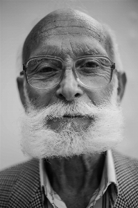 Foto Uomo persona bianco e nero
 capelli