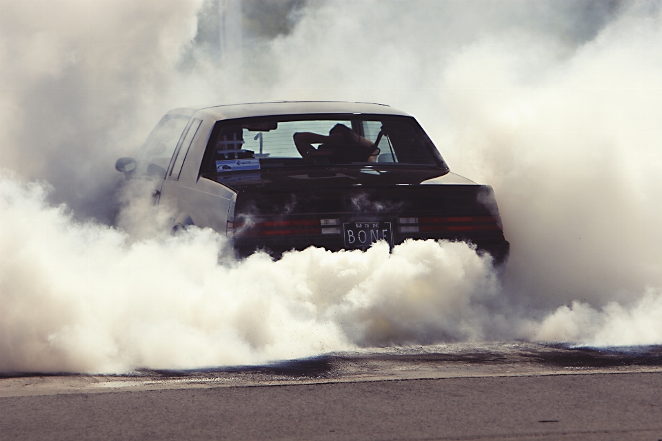 Carro dirigindo fumaça movimento