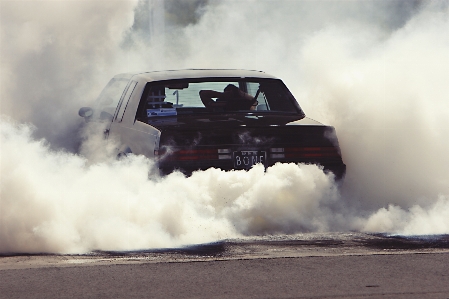 車 運転中 煙 モーション 写真