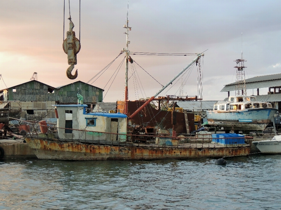 Laut dock kapal mengirimkan