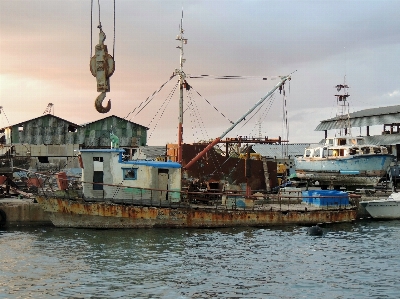 Foto Laut dock kapal mengirimkan