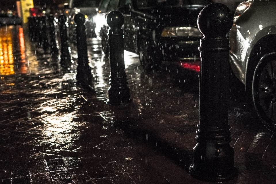 Lumière rue nuit pluie