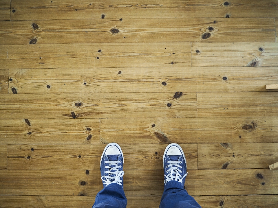 Holz boden füße wand