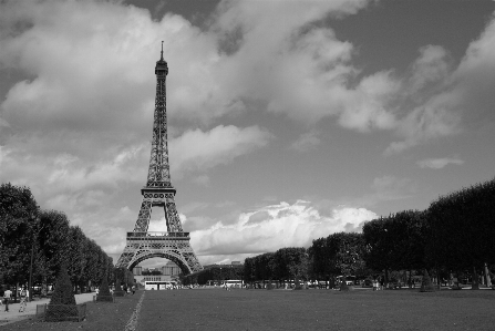 Foto Awan hitam dan putih
 langit paris