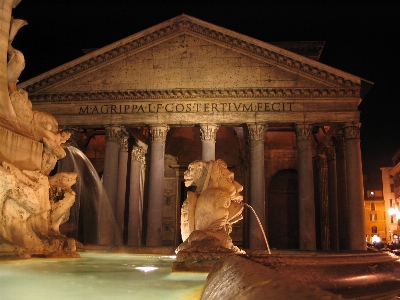 Foto Arsitektur malam istana monumen