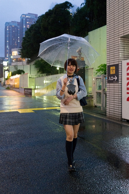 Mädchen frau straße regen