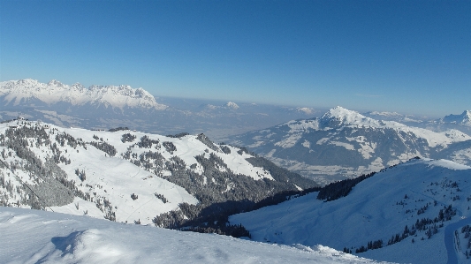 Foto Montagna nevicare inverno catena montuosa
