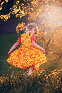 自然 人 女の子 草原
 写真