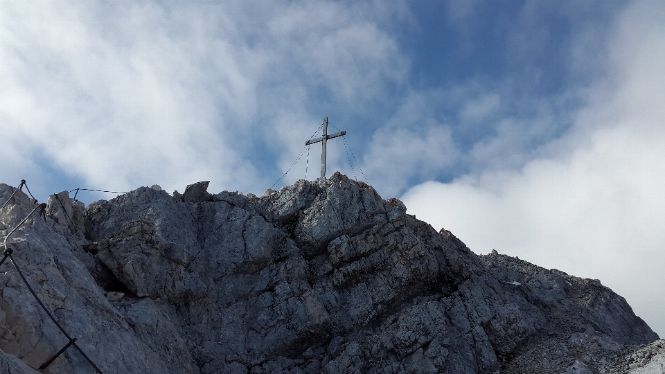 Paesaggio rock montagna nevicare