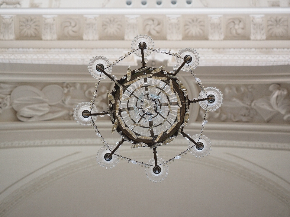 Blanc horloge plafond église