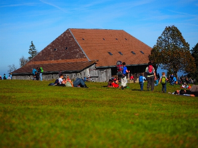 Berg feld bauernhof rasen Foto