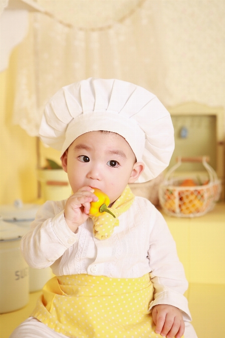 Persona cucinando cucina bambino