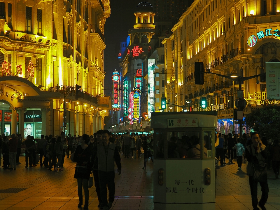 Peatonal camino calle noche