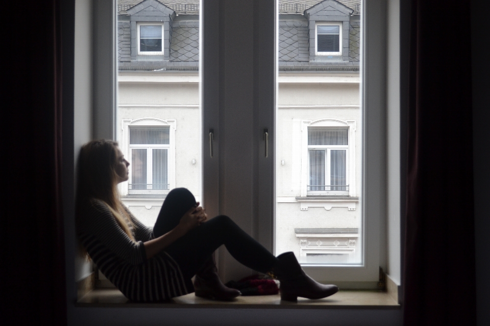 Silueta persona mujer ventana