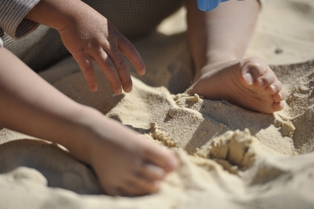 Zdjęcie Ręka plaża piasek noga