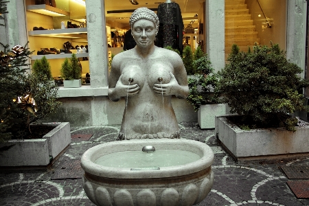 Foto Donna monumento statua italia