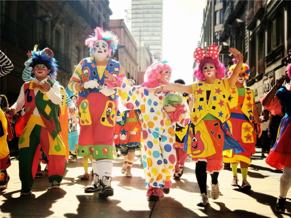 Menschen karneval parade performance-kunst
