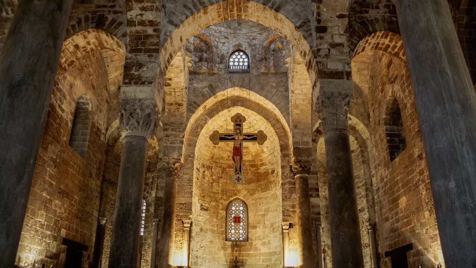 Interior edificio religión italia