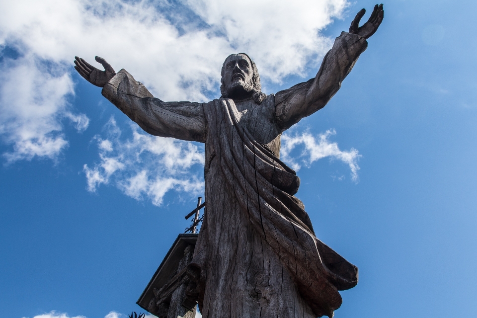 Niebo drewno pomnik statua