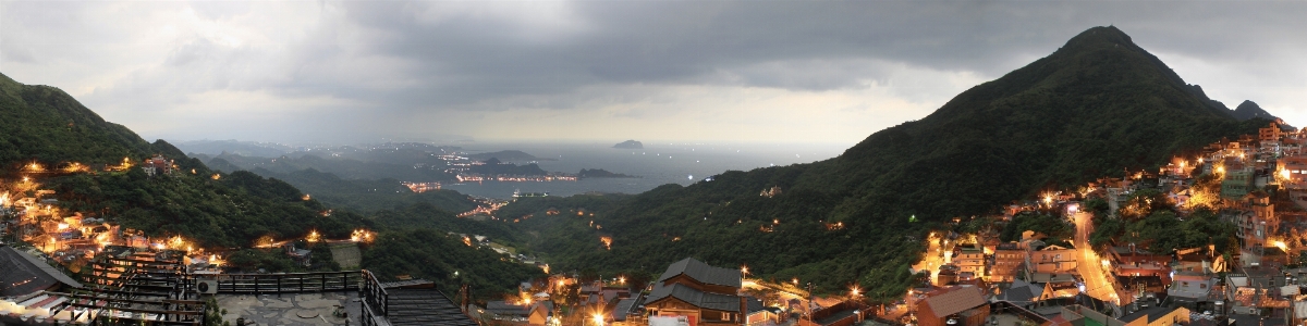 Foto Lanskap gunung jalan malam