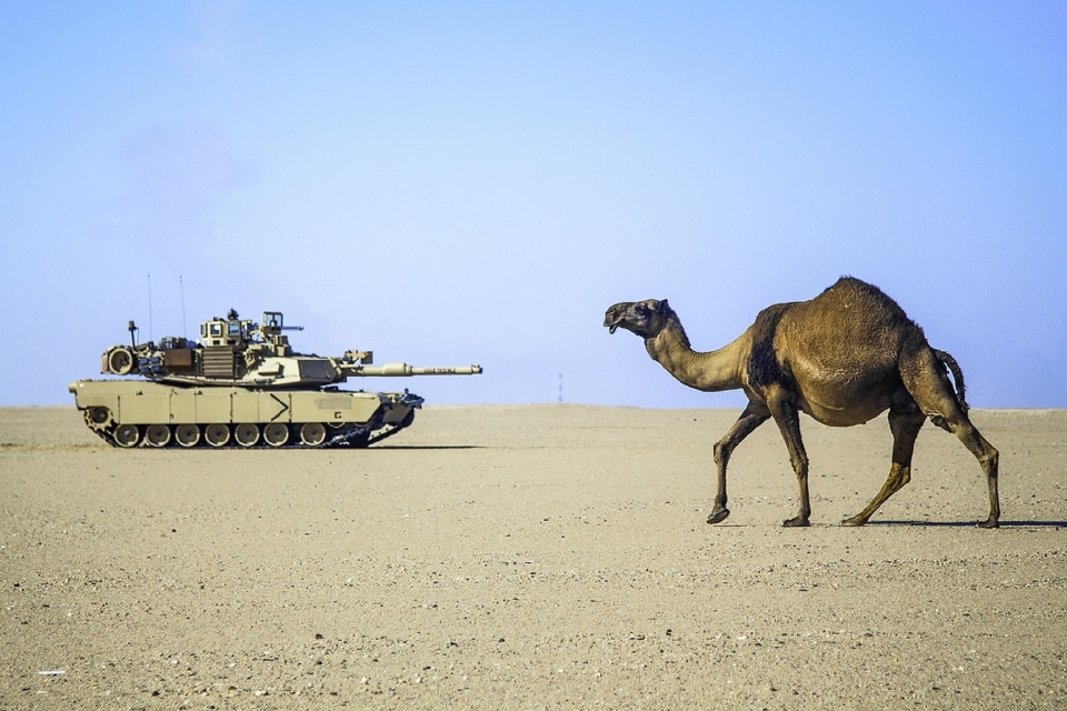 Paesaggio sabbia deserto militare